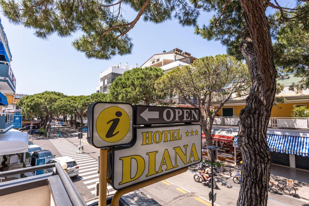 un panneau indiquant un hôtel devant un arbre dans l'établissement Hotel Diana, à Lido di Jesolo