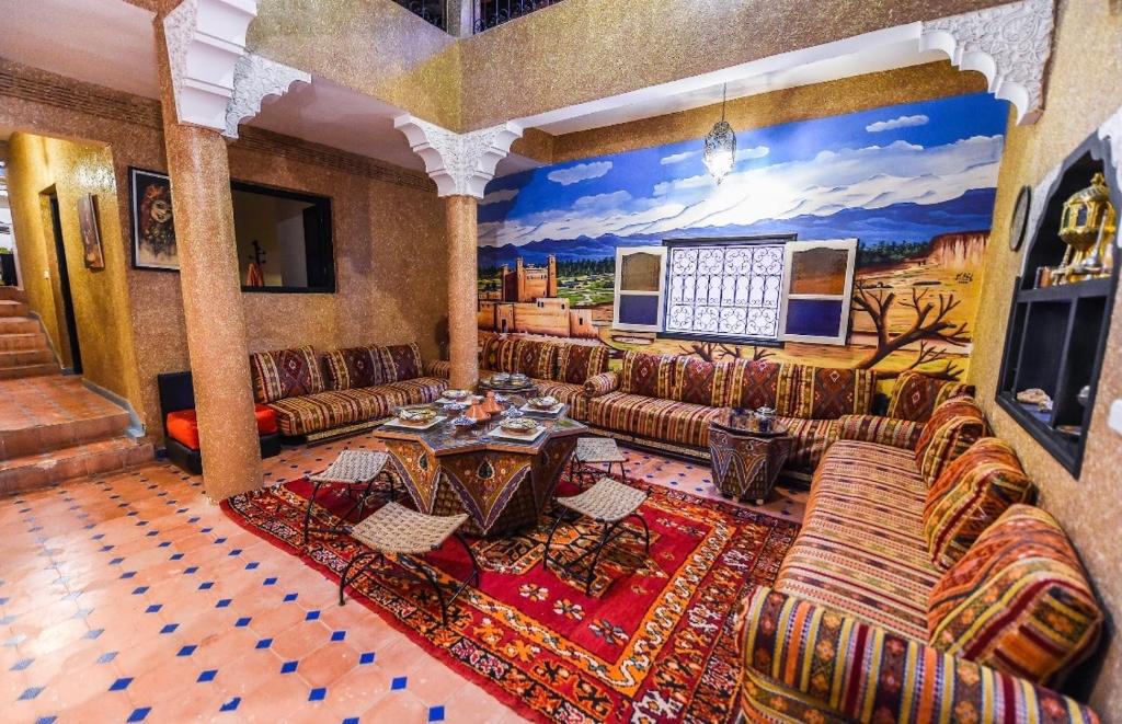 un salon avec des canapés et une table dans l'établissement Riad Sephora, à Tinghir