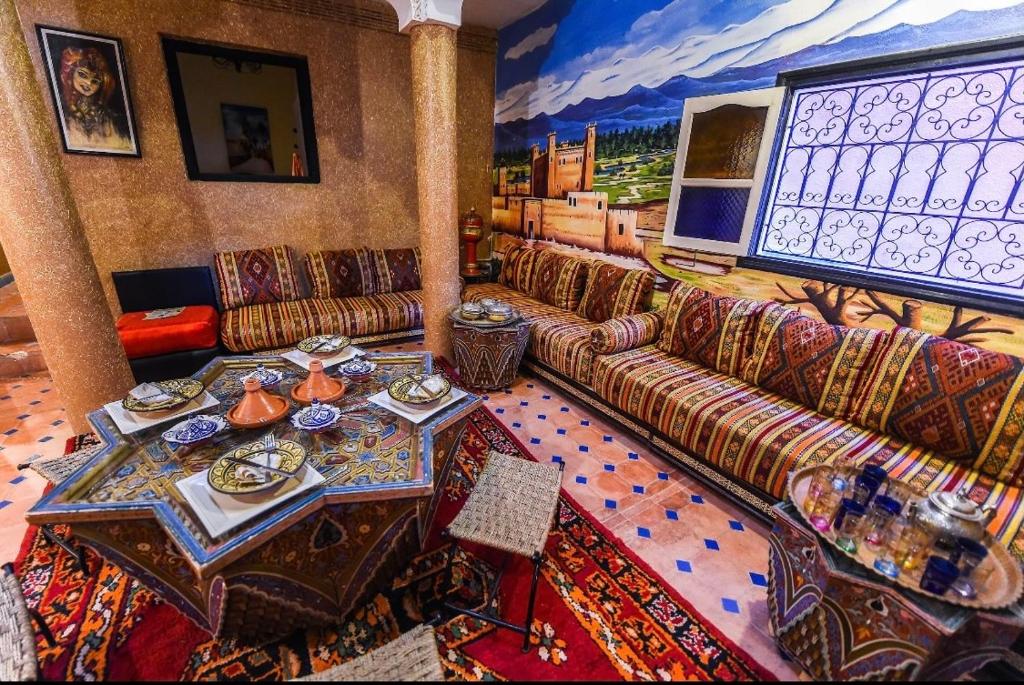 - un salon avec des canapés et une table avec de la nourriture dans l'établissement Riad Sephora, à Tinghir 37 autres photos
