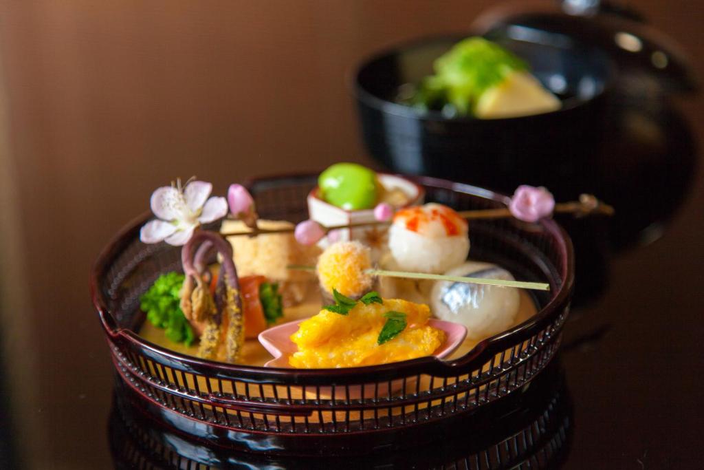 un panier rempli de nourriture au-dessus d'une table dans l'établissement Kyoto Ryokan Kinoe, à Kyoto