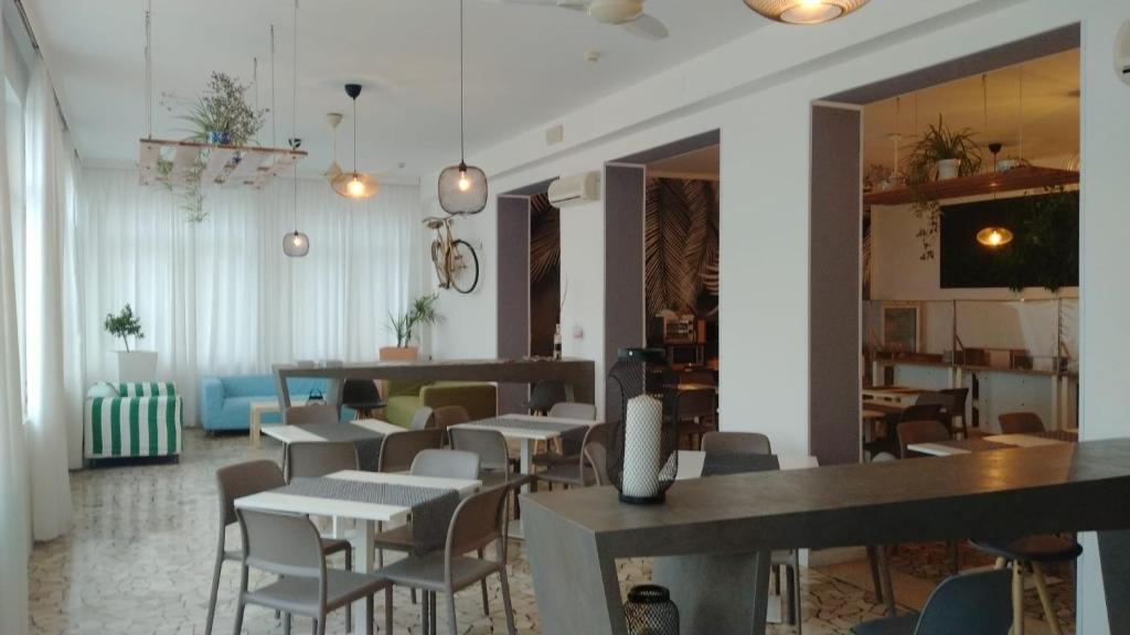 un restaurant avec des tables et des chaises dans une salle dans l'établissement Nautic Beach Hotel, à Rimini
