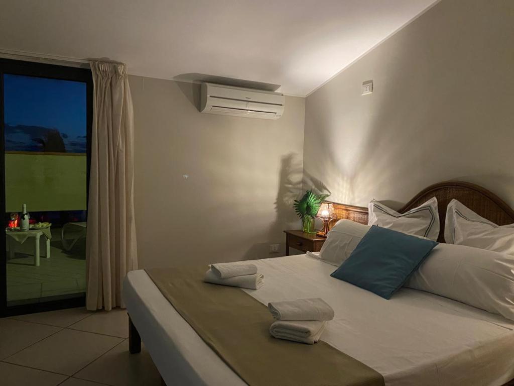 - une chambre avec un lit doté d'oreillers blancs et bleus dans l'établissement MOOD Sea Stage, à Castiglione 17 autres photos