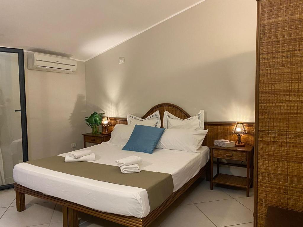 une chambre avec un lit avec deux serviettes dessus dans l'établissement MOOD Sea Stage, à Castiglione