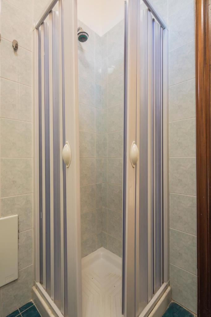 une douche avec une porte vitrée dans une salle de bain dans l'établissement Hotel Rosy, à Battipaglia 54 autres photos