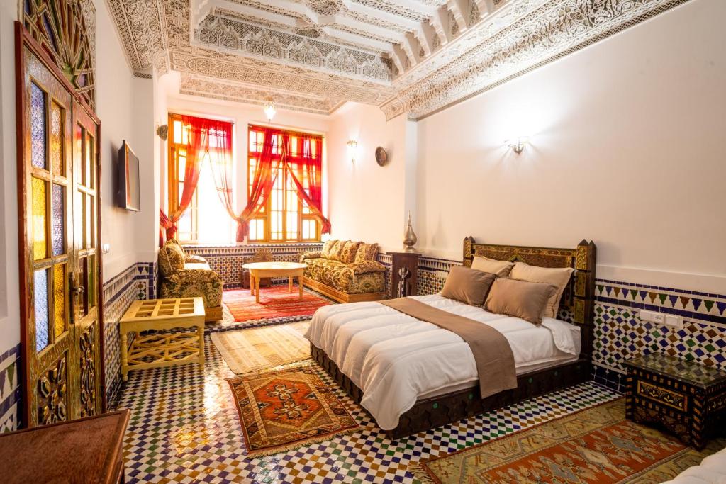 une chambre avec un lit et un salon dans l'établissement Riad Sayeda Al Hora, à Fès 37 autres photos