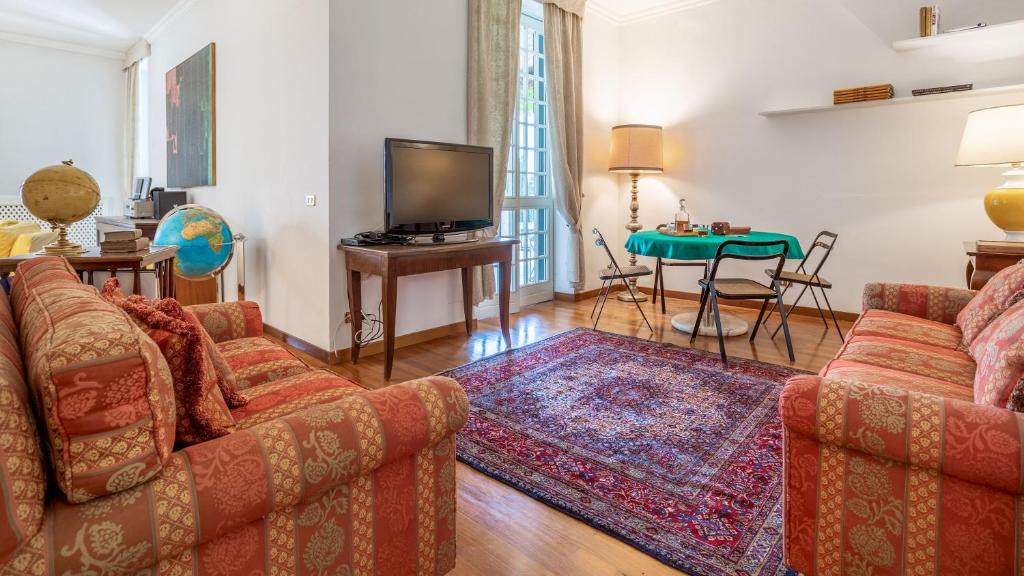 un salon avec deux canapés et une télévision dans l'établissement Tenuta di Eupilio 18, Emma Villas, à Eupilio