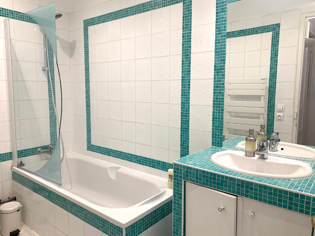 Marvellous Sunbathed 3BR at the heart of Paris 8