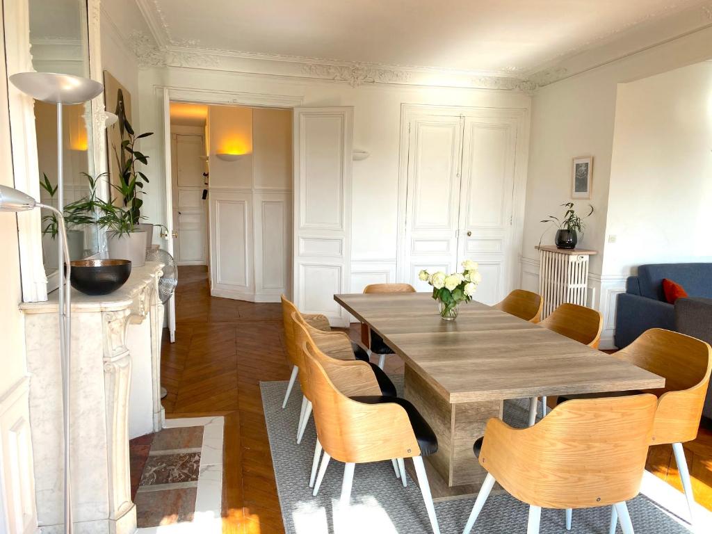 Marvellous Sunbathed 3BR at the heart of Paris 4