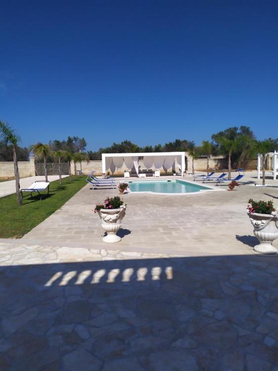 - une piscine avec 2 vases sur une terrasse dans l'établissement Villa Donatella, à Alessano