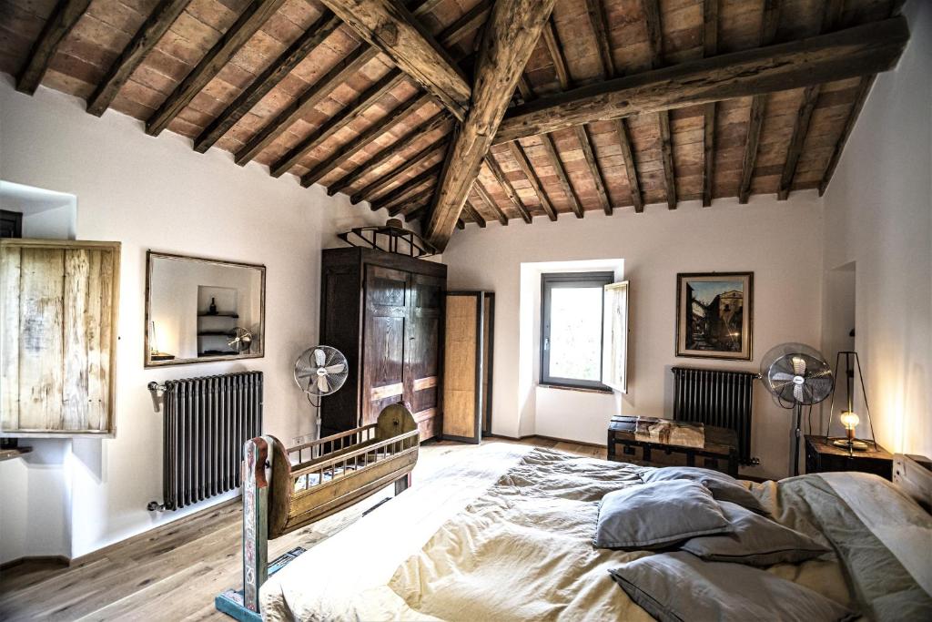 - une chambre avec un grand lit et des plafonds en bois dans l'établissement Tenuta San Galgano, à Monticiano 44 autres photos