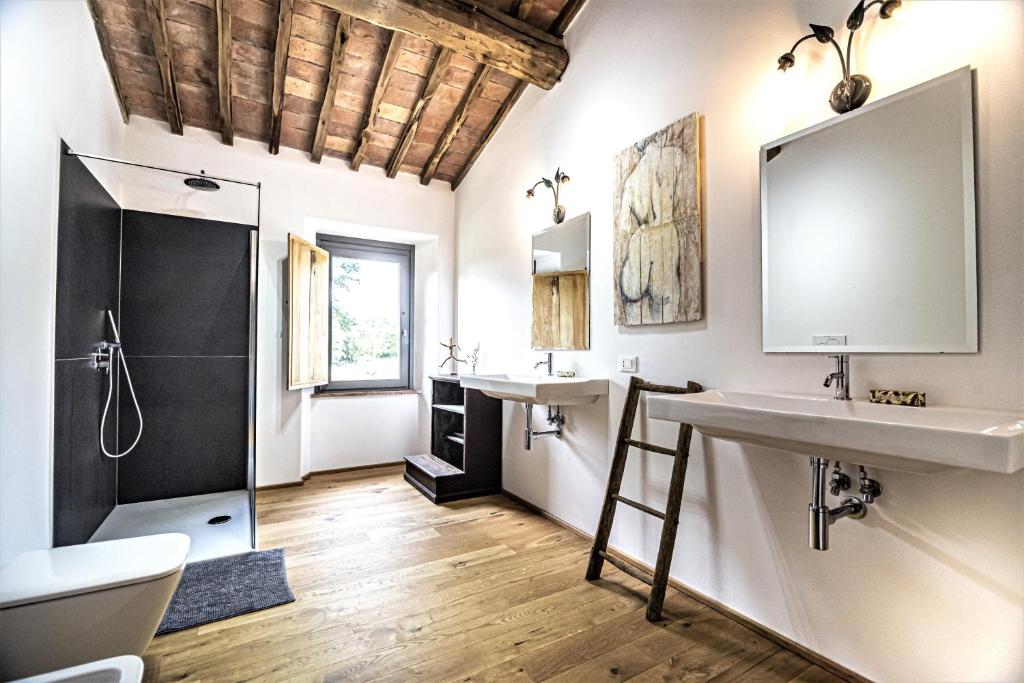 une salle de bain avec deux lavabos et une douche dans l'établissement Tenuta San Galgano, à Monticiano