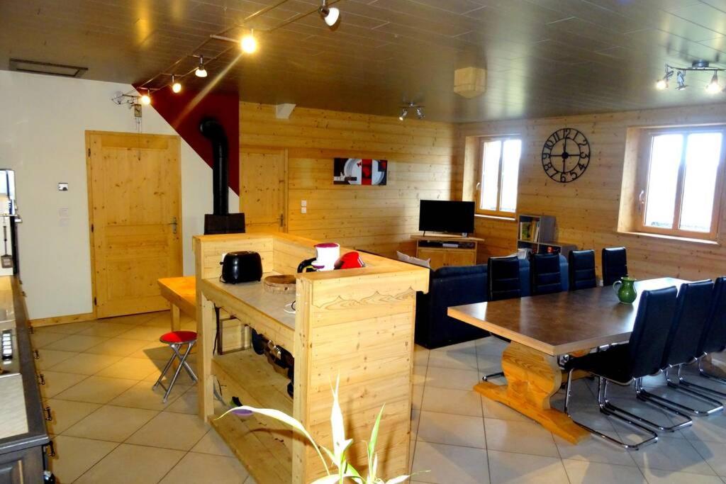 Cette chambre comprend un bureau, une table et des chaises. dans l'établissement Gîte du cheval blanc, à Arçon 8 autres photos