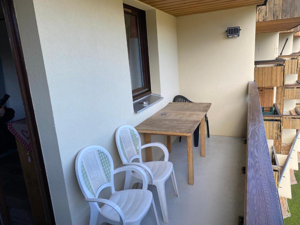 Cette petite chambre comprend une table et des chaises. dans l'établissement Samoëns 1600 les cimes, à Samoëns 17 autres photos