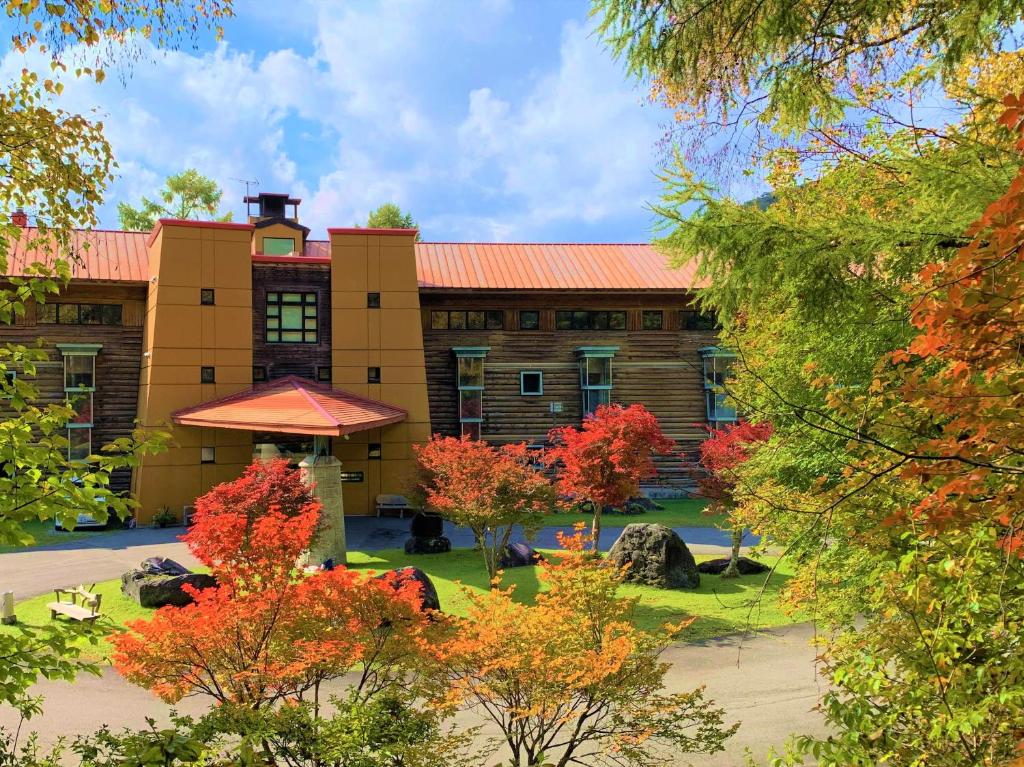 un bâtiment avec des arbres rouges devant lui dans l'établissement Chuzenji Kanaya Hotel, à Nikkō 37 autres photos