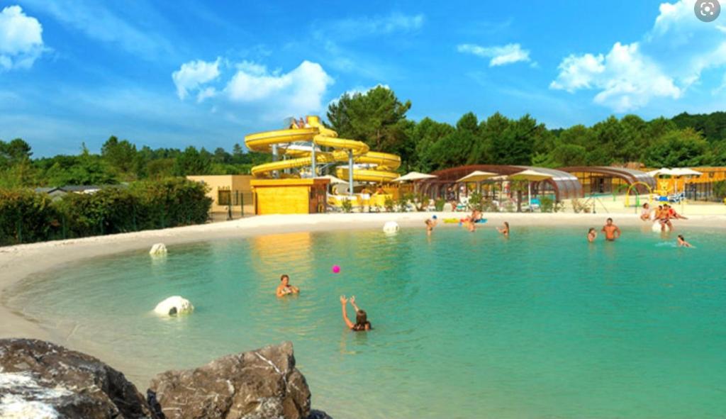 un groupe de personnes dans un parc aquatique dans l'établissement Le balaou, à Lit-et-Mixe
