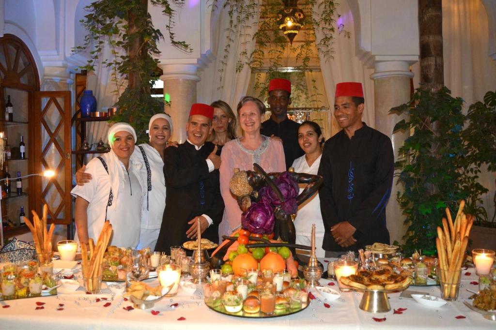 Un groupe de personnes debout à côté d'une table avec de la nourriture dans l'établissement Riad Ayadina & SPA, à Marrakech 37 autres photos