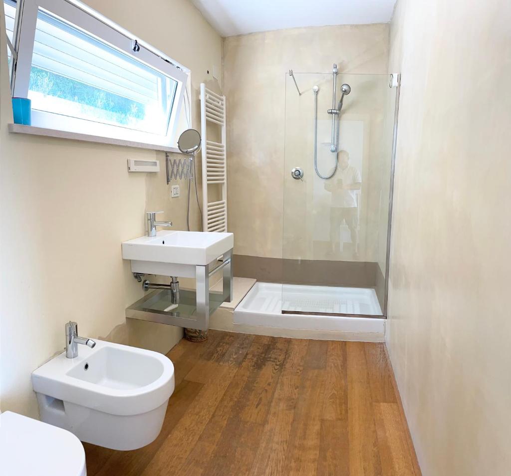 une salle de bain avec toilettes, lavabo et douche dans l'établissement Stunning Design Villa with unique 180º sea views, à Marina di San Vito