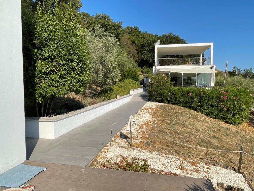une maison sur une colline avec une passerelle devant elle dans l'établissement Stunning Design Villa with unique 180º sea views, à Marina di San Vito