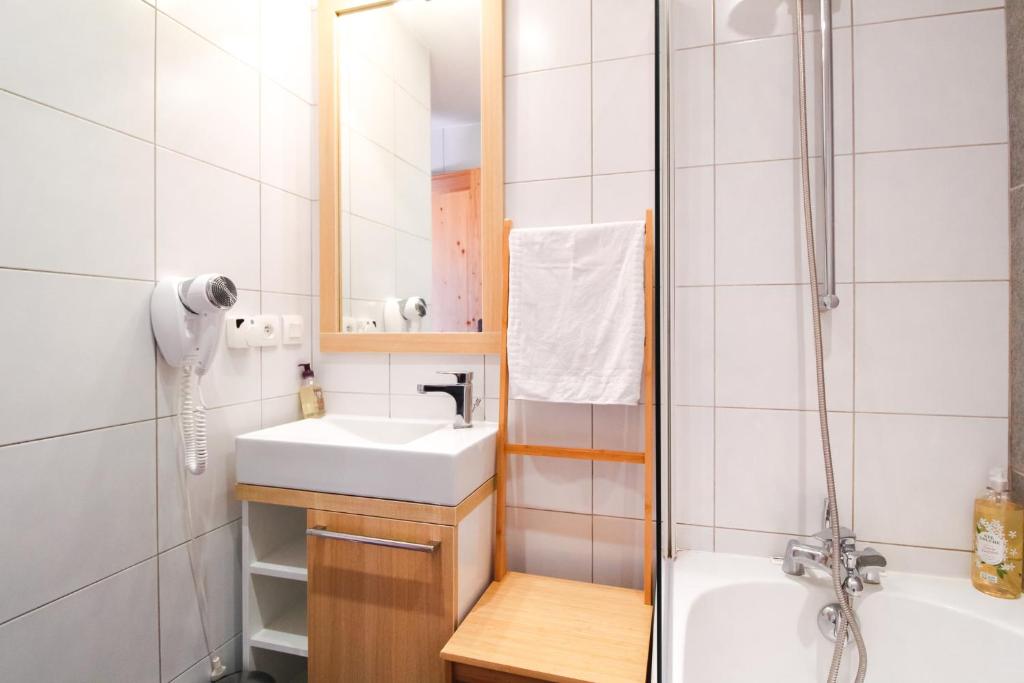 une salle de bain avec un lavabo, une douche et un miroir dans l'établissement Vue panoramique sur les montagnes plein Sud - T2 Skis aux pieds, Piscine & Spa, à Flaine