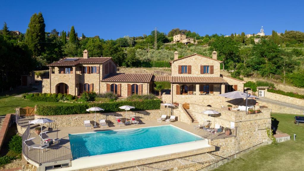 une vue aérienne d'une maison avec piscine dans l'établissement La Vecchia Fonte 15, Emma Villas, à Volterra