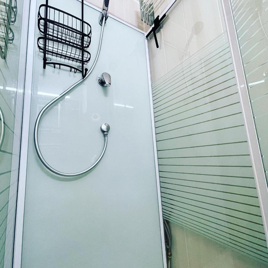 une douche avec un miroir rond dans une salle de bain dans l'établissement L'AnsloBoys Montagne H2, à Les Deux Alpes 37 autres photos