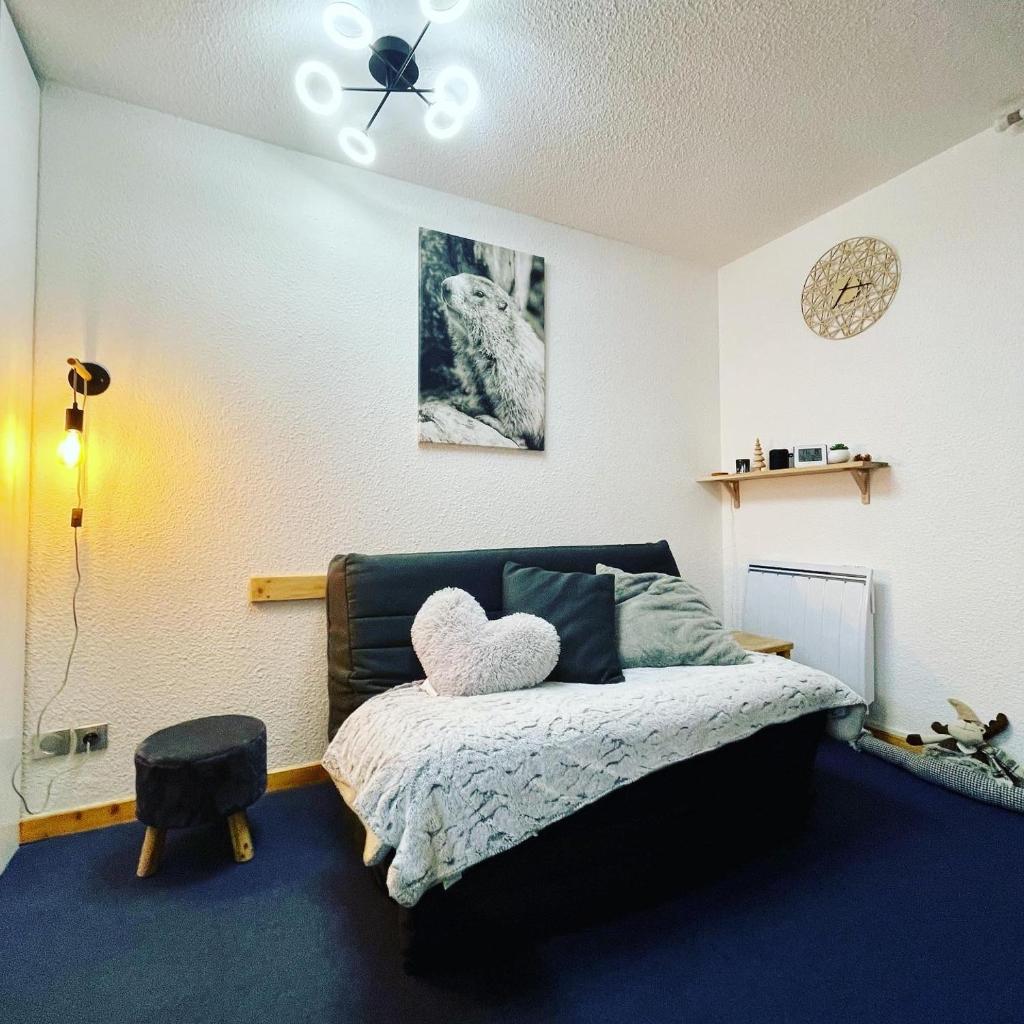 - une chambre avec un lit doté d'un oreiller dans l'établissement L'AnsloBoys Montagne H2, à Les Deux Alpes