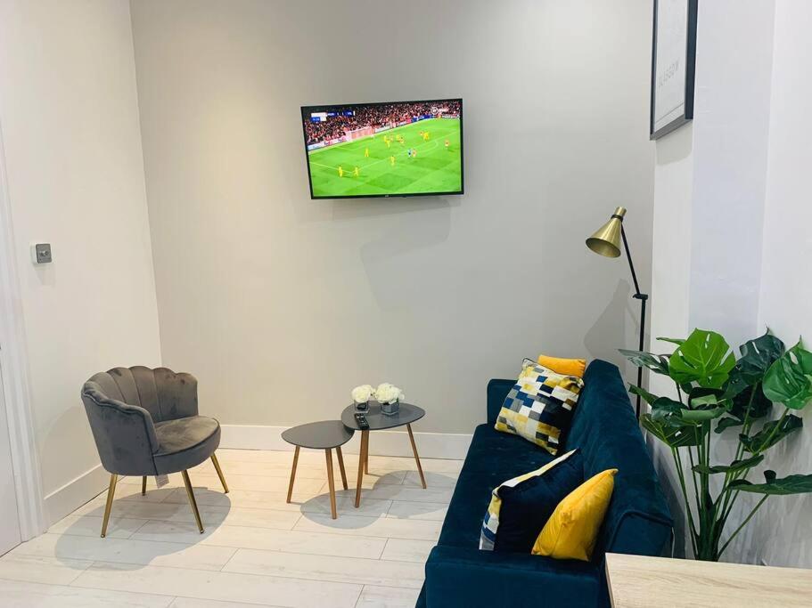 Cheerful 2 Bedroom Homely Apartment, Sleeps 4 Guest Comfy, 3x Double Bed, Parking, Free WiFi, Suitable For Business, Leisure Guest,Glasgow, Glasgow West End, Near City Centre, Perfect For Common Wealth Games 2026 7