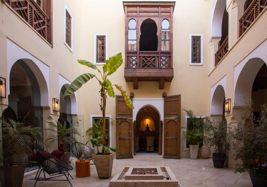 - une cour dans un bâtiment avec balcon dans l'établissement Riad Hizad, à Marrakech