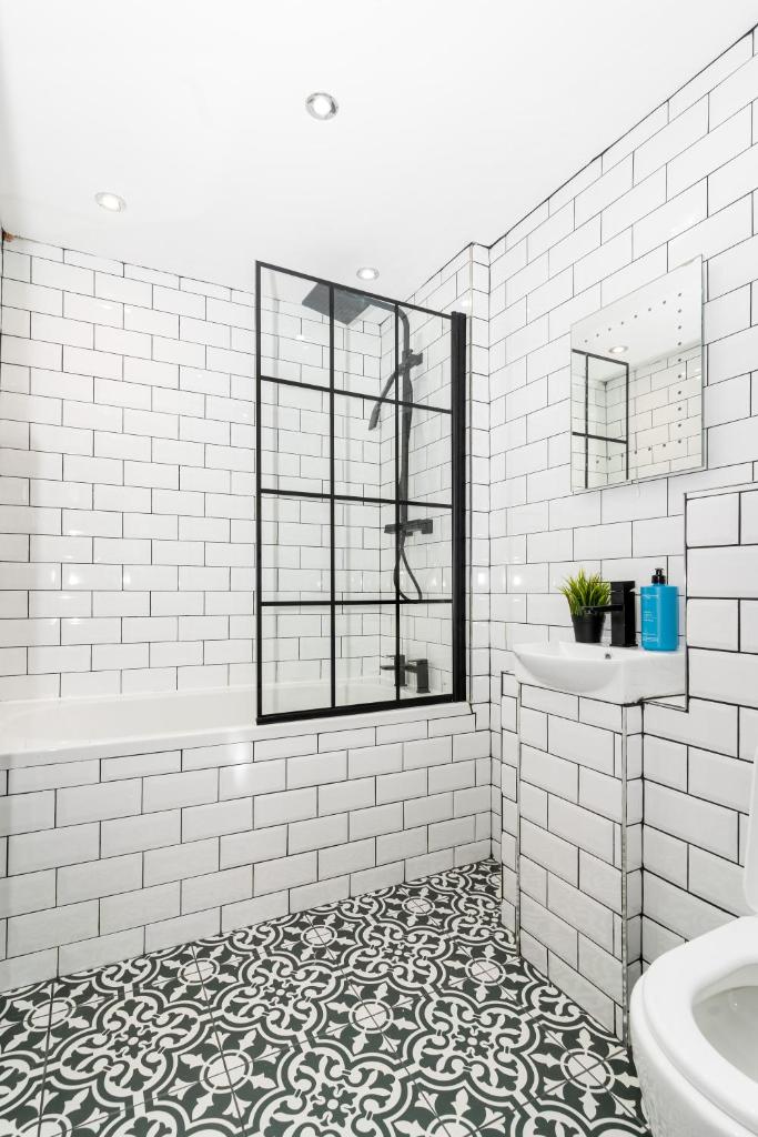 Cheerful 2 Bedroom Homely Apartment, Sleeps 4 Guest Comfy, 3x Double Bed, Parking, Free WiFi, Suitable For Business, Leisure Guest,Glasgow, Glasgow West End, Near City Centre, Perfect For Common Wealth Games 2026 5