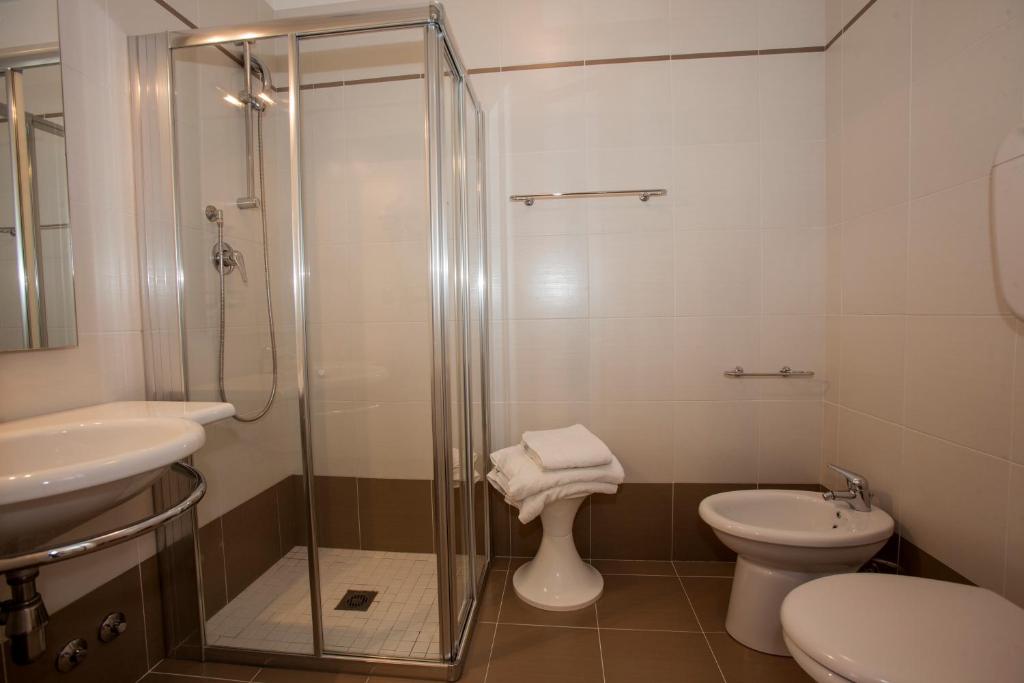 une salle de bain avec une douche, des toilettes et un lavabo dans l'établissement Hotel Arizona, à Lido di Jesolo 20 autres photos