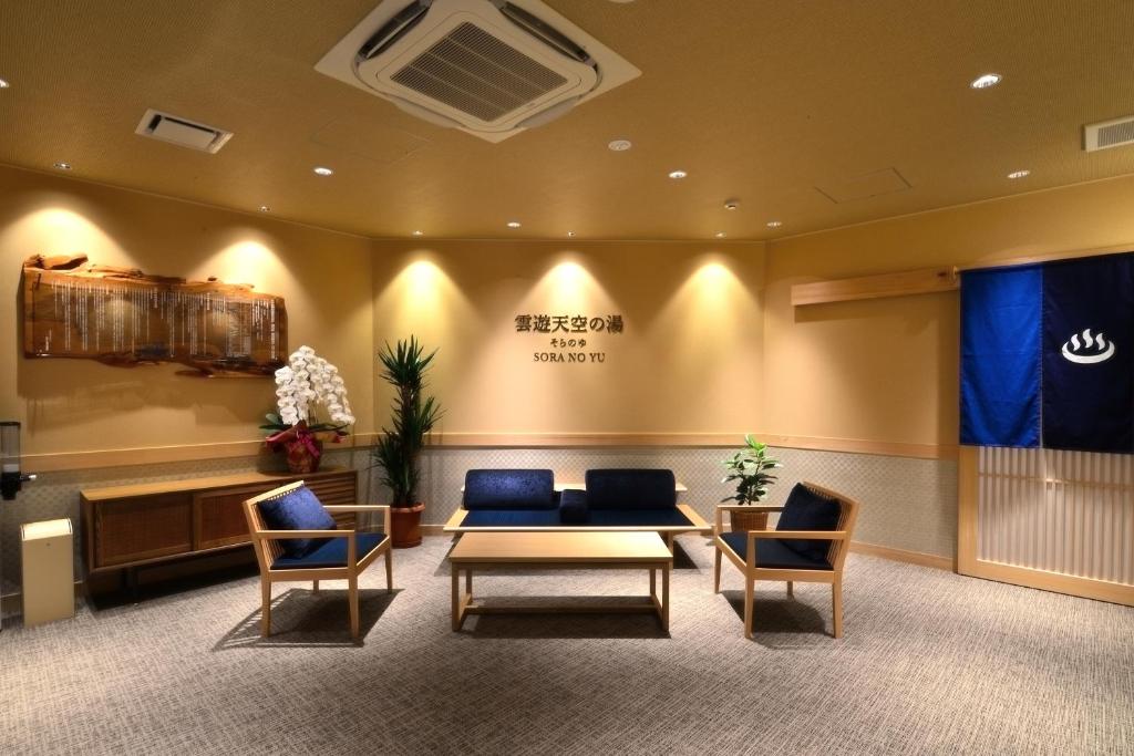 - un hall d'un hôtel avec des chaises et une table dans l'établissement Iya Onsen, à Miyoshi 37 autres photos