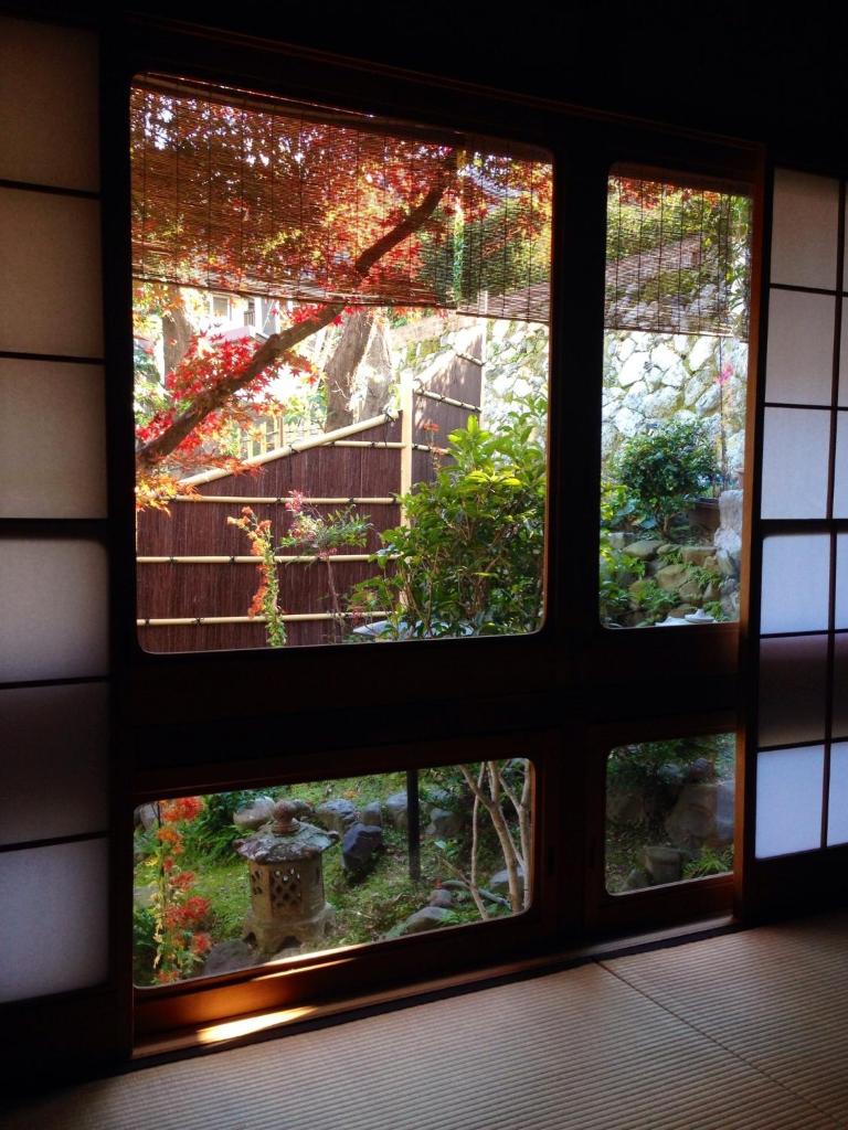 d'une fenêtre donnant sur un jardin. dans l'établissement Yadoya Manjiro, à Kyoto