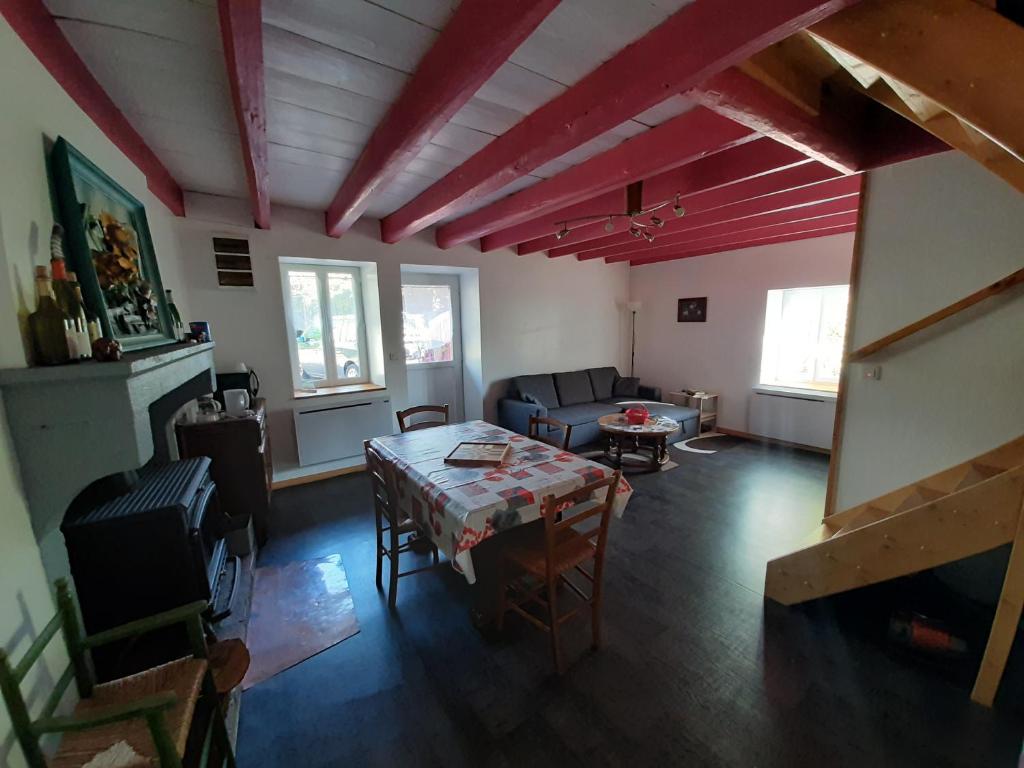 un salon avec une table et un canapé dans l'établissement Gite les Courtaillards, à Couches 9 autres photos