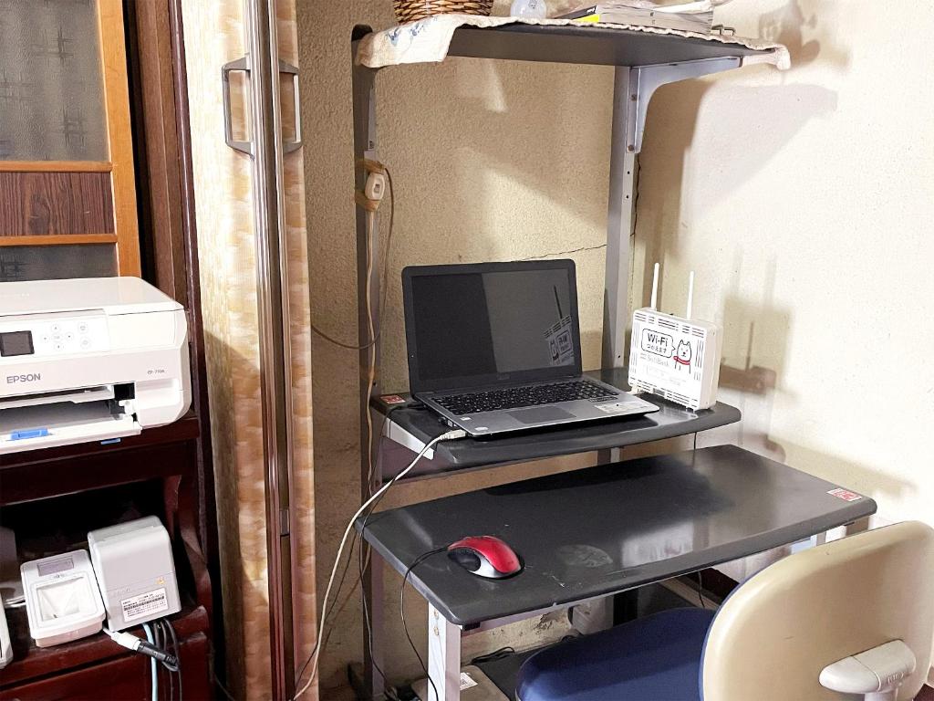 - un bureau avec un ordinateur portable dans l'établissement Business Ryokan Wakakusa, à Tsu