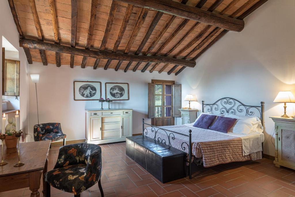 une chambre avec un lit, une table et des chaises dans l'établissement Villa Belvedere, à Castagno 31 autres photos