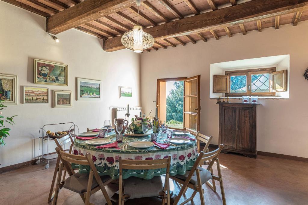 une cuisine et une salle à manger avec une table et des chaises dans l'établissement Villa Belvedere, à Castagno