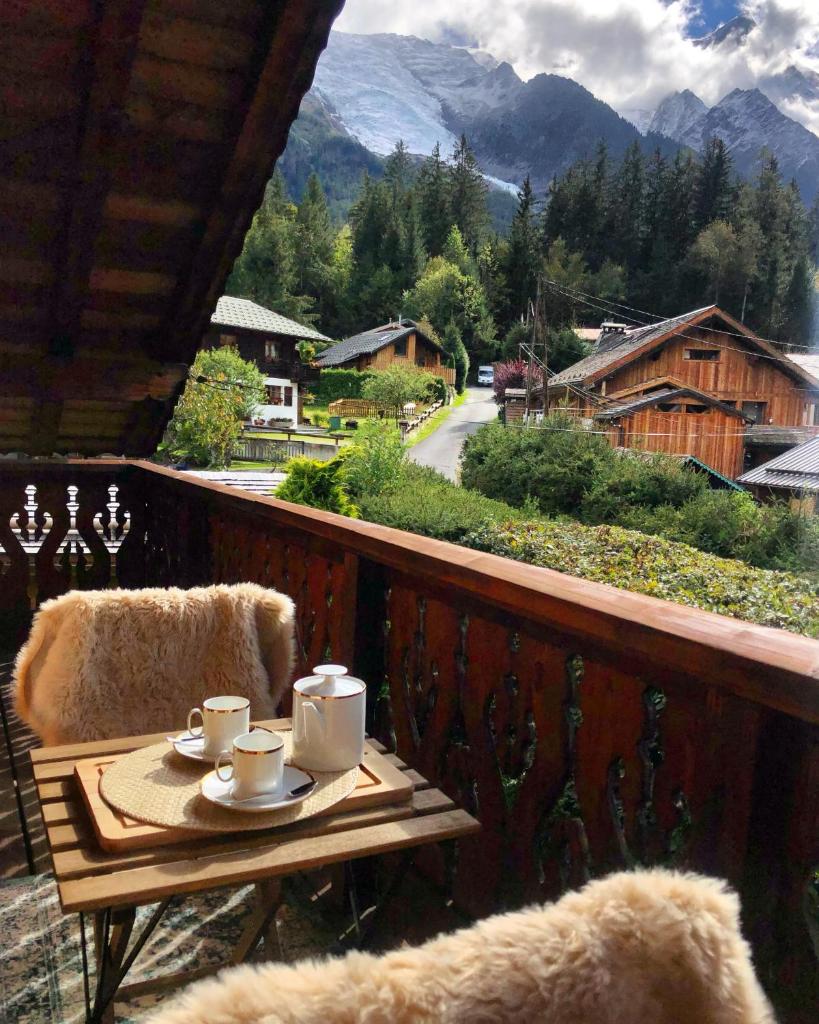 une table avec des tasses et des soucoupes sur un balcon dans l'établissement Alpine Retreat with Mont Blanc View, Chamonix, private parking, à Chamonix-Mont-Blanc 35 autres photos
