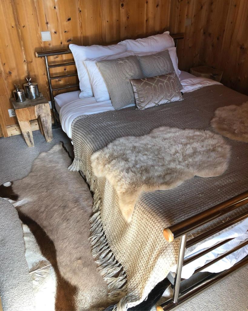 - une chambre avec un lit doté d'une couverture en fourrure et d'oreillers dans l'établissement Alpine Retreat with Mont Blanc View, Chamonix, private parking, à Chamonix-Mont-Blanc