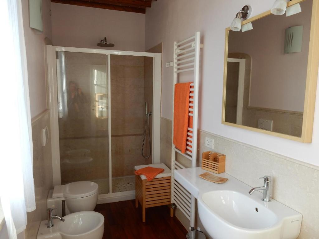 une salle de bain avec deux lavabos et une douche dans l'établissement Villa Le Farfalle, à Castelvecchio