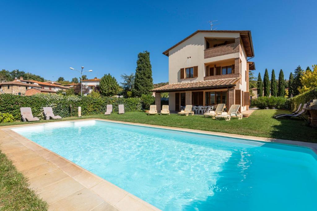 une villa avec piscine devant une maison dans l'établissement Villa Clemente by Mmega, à Lucignano