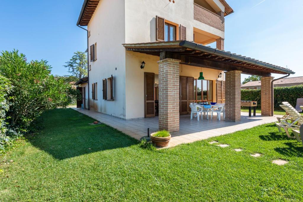 Elle offre une vue sur l'extérieur d'une maison dotée d'une terrasse. dans l'établissement Villa Clemente by Mmega, à Lucignano