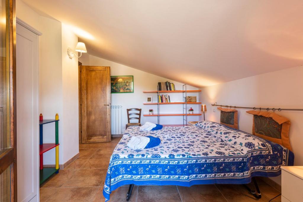 une chambre avec un lit dans une pièce dans l'établissement Villa Clemente by Mmega, à Lucignano 37 autres photos