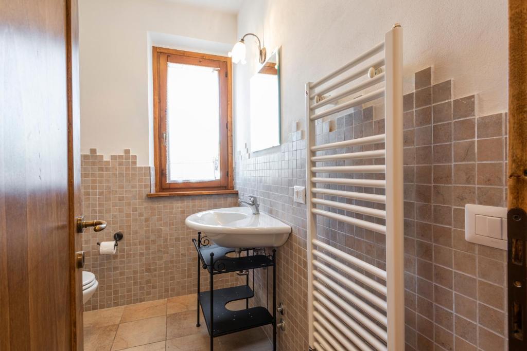 une salle de bain avec un lavabo et des toilettes dans l'établissement Villa Clemente by Mmega, à Lucignano