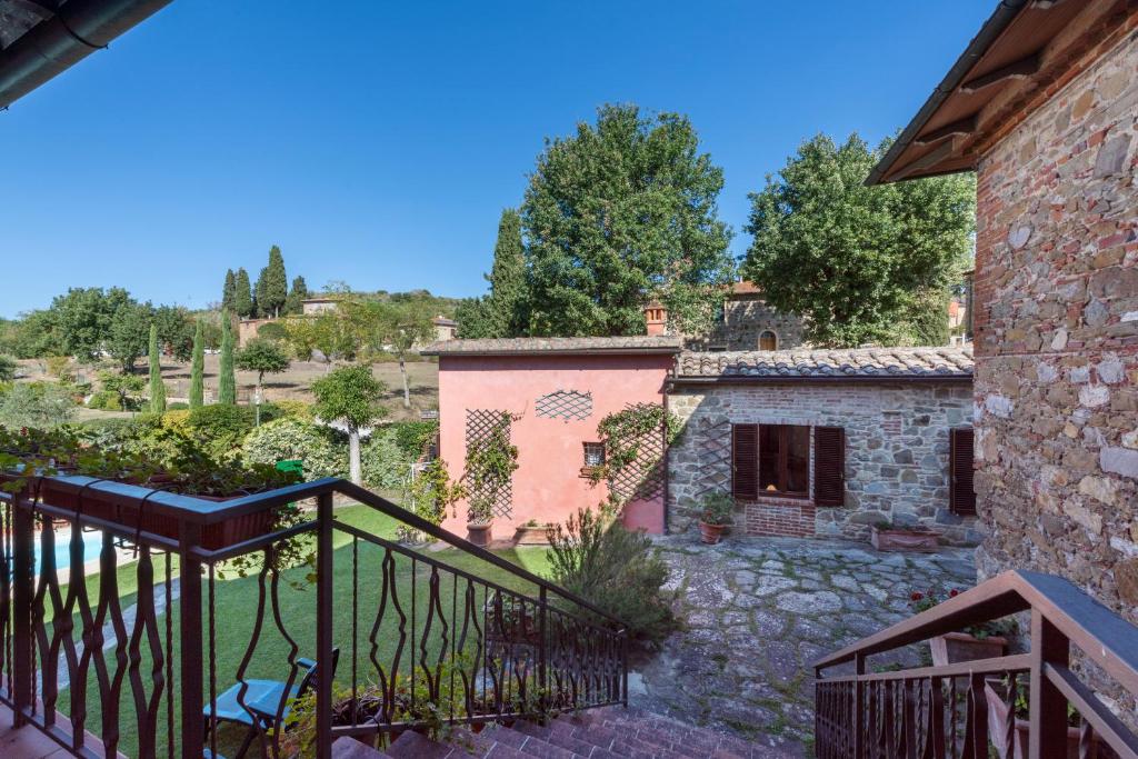 une vue depuis le balcon d'une maison dans l'établissement Villa Rosina by Mmega, à Lucignano