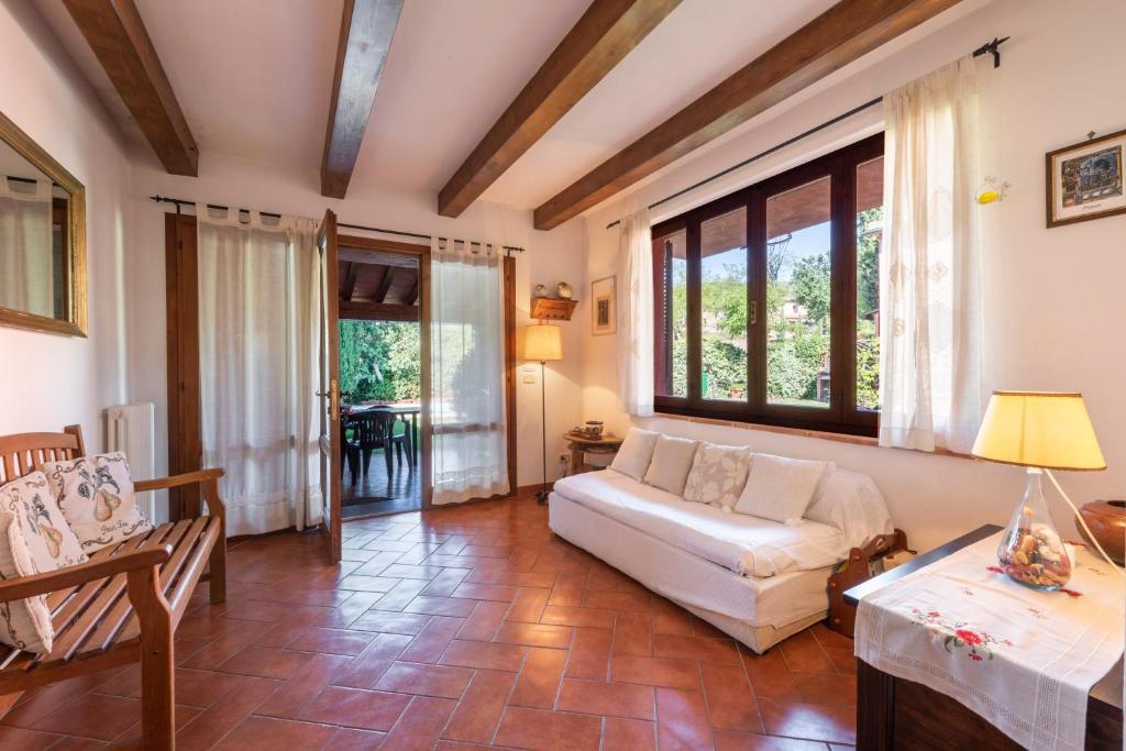 un salon avec un canapé et une table dans l'établissement Villa Rosina by Mmega, à Lucignano 37 autres photos