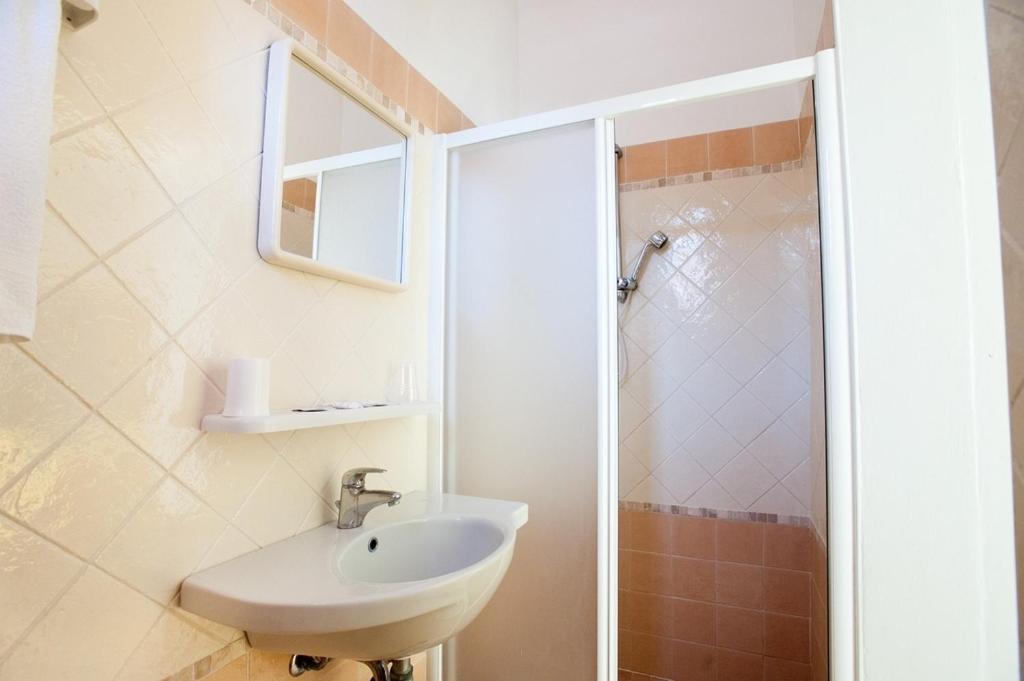 une salle de bain avec un lavabo et une douche dans l'établissement Albergo Villa Mauri, à Rimini 42 autres photos
