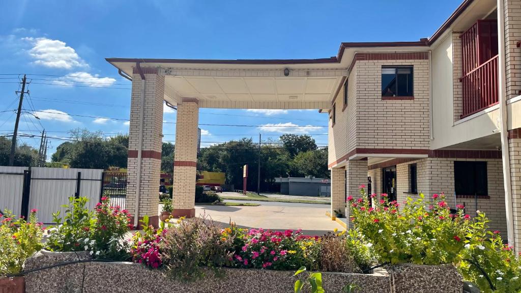 Executive Inn and Suites Houston Image
