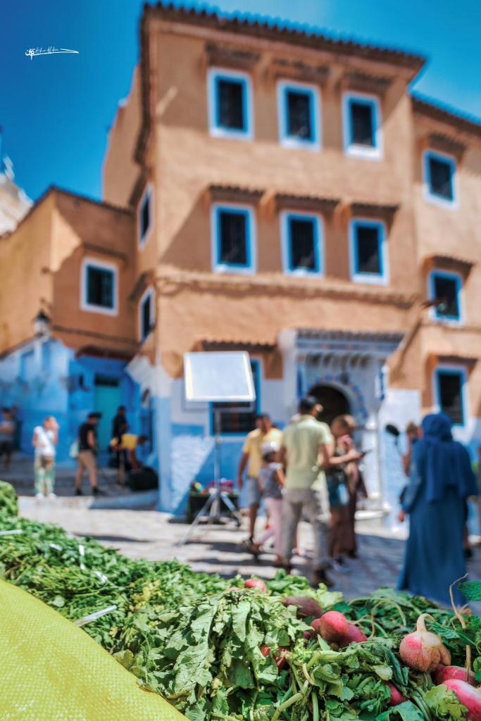 un groupe de personnes debout devant un bâtiment dans l'établissement RIAD LA SANTA, à Chefchaouen 37 autres photos