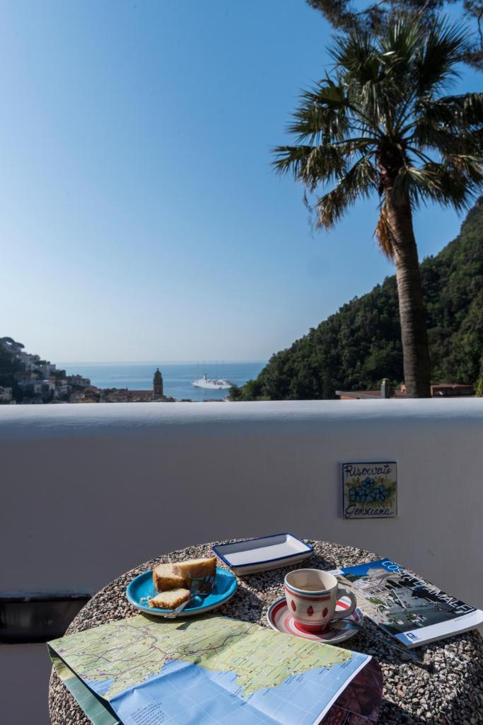 une table avec une assiette de nourriture et une tasse de café dans l'établissement Hotel Relais Villa Annalara, à Amalfi