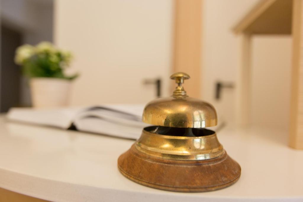 une cloche posée sur un comptoir dans l'établissement Ristorante Hotel Lucia - 100 mt dal mare, à Giulianova 92 autres photos
